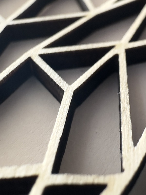 Geometrische houten vorm, handgemaakt in Nederland als moderne wanddecoratie